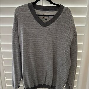 Vintage Men's Gray V-Neck Sweater